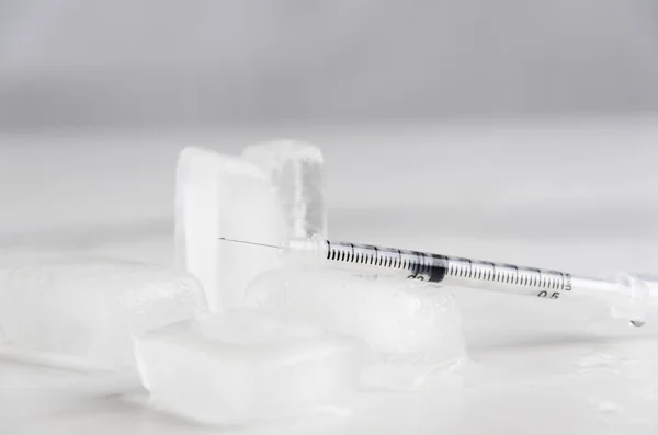 痛み緩和の概念 注射器と白い背景の上の冷たい液体 — ストック写真