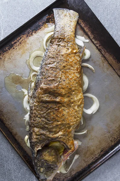 Traditioneller Gegrillter Karpfenfisch Auf Grauem Tablett Auf Dem Tisch Der — Stockfoto