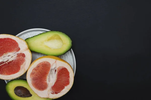 Plaat Met Exotische Vruchten Staande Helemaal Zwart Tabel Bovenaanzicht Kopie — Stockfoto