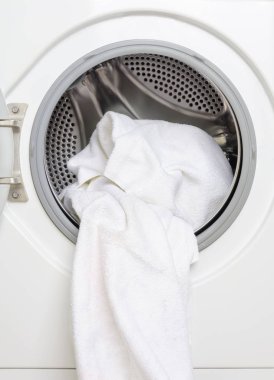 Dikey vurdu. Temiz beyaz havlu tarihleri arasında washine makine dışarı. Çamaşırhane alarak kavramı