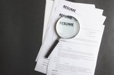 Özgeçmiş resimler, siyah yüzeyi Büyüteç yığını üstten görünüm. Yeni çalışanlar için arama devam applictaions gözden kavramı