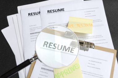 Resume şablonlar ve BT, siyah arka plan üzerinde sopa yığını. İK karar verdi ve bir aday onaylanmış ve diğerine karşı geldi. Özgeçmiş uygulamaları gözden geçirme işlemi