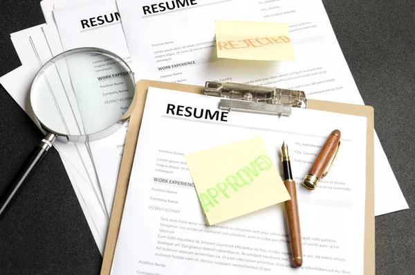 Many Resume Templates Black Background Recruiter Making Decision Концепция Рассмотрения Лицензионные Стоковые Изображения