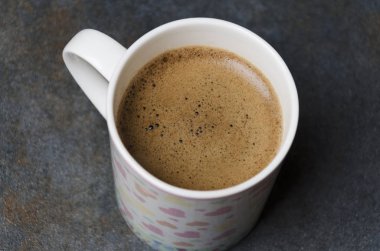 Şirin fincan taze kahve kahverengi köpük, closeup ile