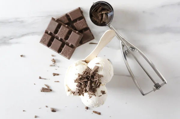 Вид Сверху Мороженое Посыпанным Шоколадом Вкусные Освежающие Закуски Летнее Время — стоковое фото