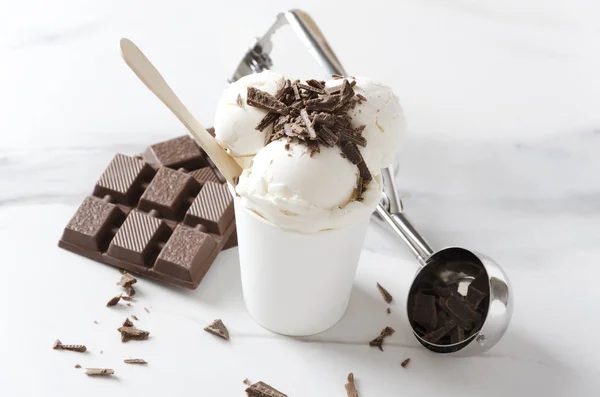 Свіже Морозиво Шоколадними Зморшками Зверху Шоколадний Батончик Ложка Морозива Білому — стокове фото