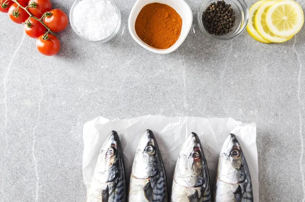 Grundzutaten Zum Kochen Von Frischem Fisch Auf Grauem Tisch Der — Stockfoto