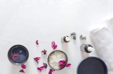 Çeşitli güzellik ürünleri ile üstten görünüm kase. Cilt ve beaty bakım kavramı