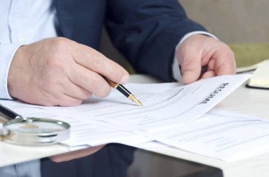 Recruiter closeup bir onaylamak için holding Sürdür eller. Çalışanların arama kavramı
