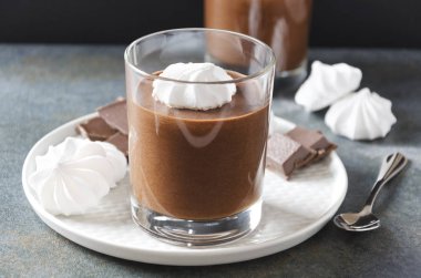 Çikolata Mousse fincan beze ile closeup plaka üzerinde hizmet. Lezzetli tatlı ve lezzetli snack