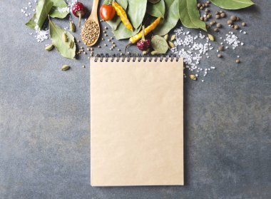 Gri mutfak masasında Üstten Görünüm boş kitabı ve çok spieces ve otlar. Metin ve tasarım için boş alan