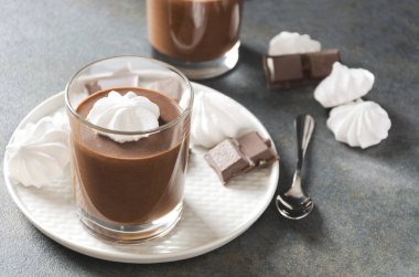 Kremayla tepesinde çikolata ile lezzetli Mus closeup