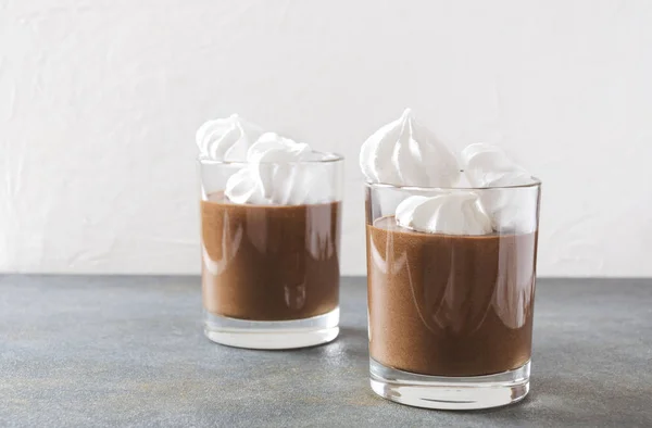 Вкусный Сладкий Десерт Шоколадом Безе Шоколадный Мусс Стеклянных Чашках — стоковое фото