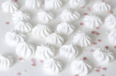Kalp sprinkles ve küçük taze pişmiş meringues beyaz yüzeyi