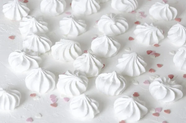 Kalp Sprinkles Küçük Taze Pişmiş Meringues Beyaz Yüzeyi — Stok fotoğraf