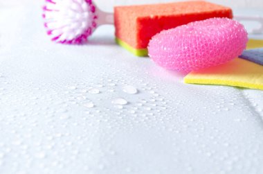 Farklı araçları kullanarak ev celaning kavramı. Mavi yüzey ve su üstünde o, çeşitli öğeleri temizlik bırakır. Saflık ve tazelik yıkama sonrası