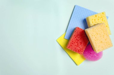 Farklı yıkama sünger top görünümünü yeşil yüzey üzerinde. Tasarımınız için boş alanı. Renkli kullanarak Temizleme zevk kavramı yıkama araçları