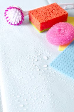 Dikey vurdu. Mavi ıslak yüzeyi öğeleri sonra ev temizlik. Metniniz için boş alanı. Genel kavram-in temiz ve düzenli