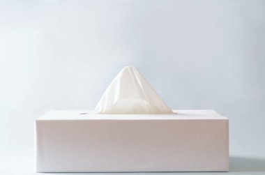 Kağıt mendil kutusuyla closeup. Temiz ve beyaz yüz kağıt havlu