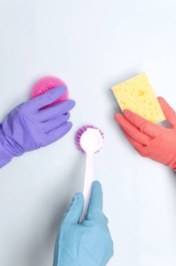 Dikey atış. Temizlik komponentli ve temizlik ekibi kavramı. Tozları yıkamak ve çıkarmak için temizlik malzemeleri tutan işçiler