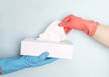 Temizlik hizmeti kavramı. Kir kaldırmak için kağıt doku kullanarak temizlik ekibi