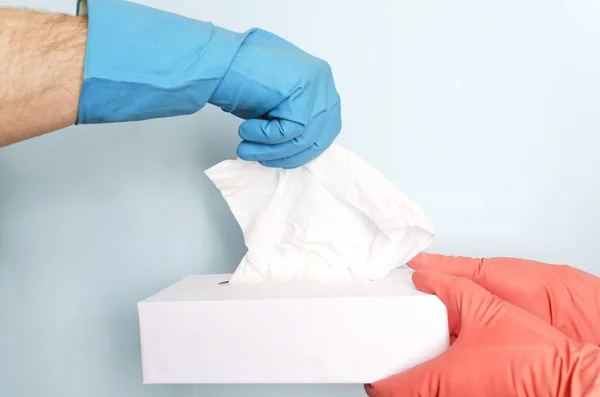 Концепция Уборки Чистка Мужчин Женщин Помощью Бумажных Салфеток Вытереть Пыль — стоковое фото