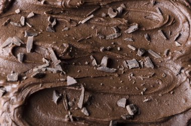 Onun üstüne erimiş çikolata ve çikolata cips closeup