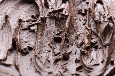 Üzerine çikolata puding ve çikolata cips closeup. Çikolata tatlı arka plan