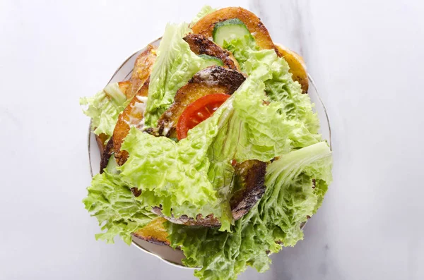 Pate üzerinde sandviç yığını üst görünümü, mermer mutfak masası. Lezzetli ve kolay vejetaryen snack