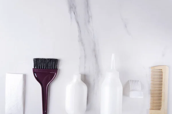 Лінія Перукарських Засобів Фарбування Волосся Білій Поверхні Концепція Підготовки Фарбування — стокове фото