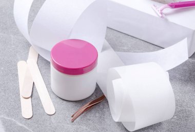 Ağda kiti. Kağıt şeritler, ahşap çubuklar ve salonda güzellik prosedürü için oldu