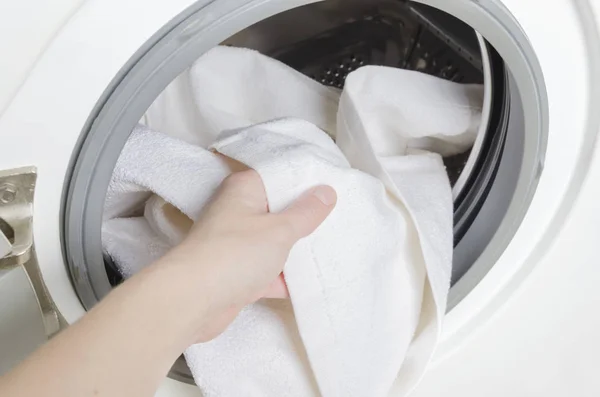 Çamaşır Yıkadıktan Sonra Kadın Temiz Beyaz Havlu Alıyor Çamaşır Makinesiyle — Stok fotoğraf