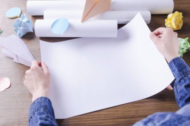 Kadının elinde boş bir iş planı çizimi var. Beyin fırtınası ve yeni bir fikir hakkında düşünme süreci kavramı. Tasarımın için boş bir alan.