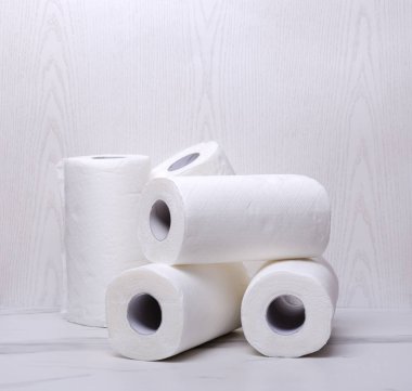 Kağıt havlu yığını. Evi temizlemek için beyaz ve yumuşak haddelenmiş kağıt