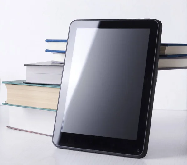 Koncepcja Edukacji Online Stos Książek Pusty Ekran Tabletu — Zdjęcie stockowe