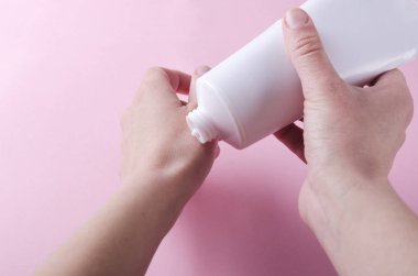 Güzellik bakımları kavramı. Ellerine krem uygulayan kadın