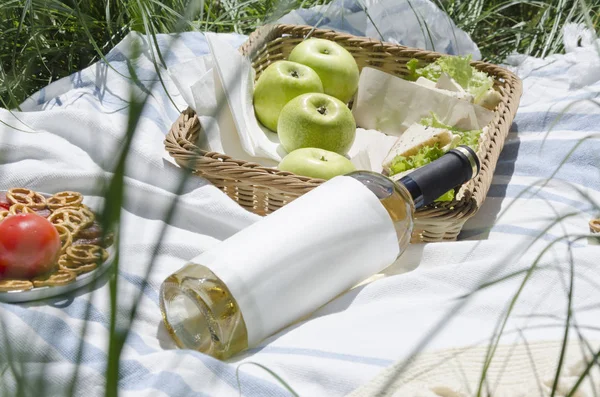 Primer Plano Botella Vino Blanco Manzanas Jugosas Deliciosos Snacks Picnic — Foto de Stock