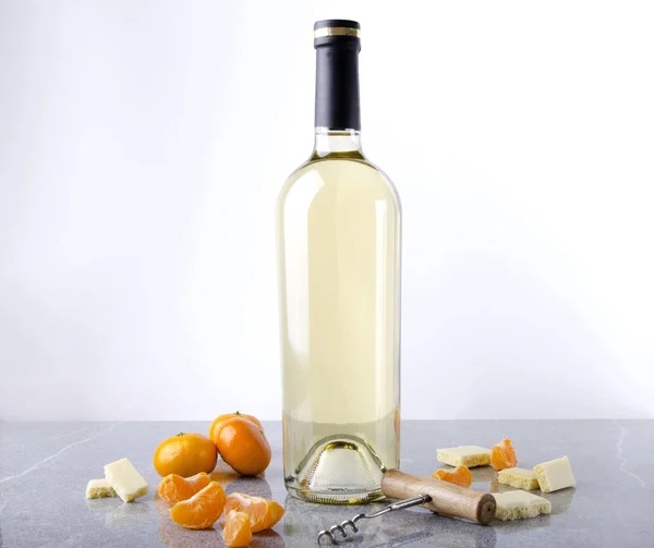 Concepto Degustación Vino Botella Vino Varios Aperitivos Sobre Mesa Gris — Foto de Stock