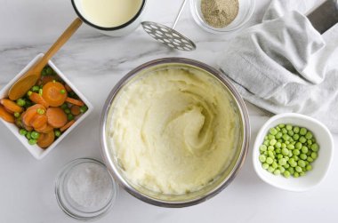 Sebze ile lezzetli vejetaryen püresi patates üst görünümü. Pişirme süreci