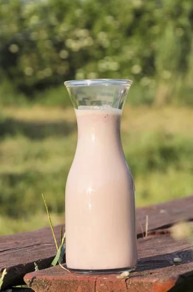 Delicioso Milkshake Com Morangos Banco Madeira Contra Jardim Verde Tiro — Fotografia de Stock