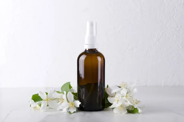 Bottle Jasmine Oil Jasmine Flowers White Surface White Background — Stock Photo, Image