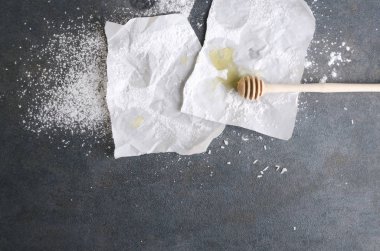 Fırıncı masasının en iyi görünümü, tasarım için boş alan. Bal dipper, kağıt ve toz şeker rustik yüzeyde