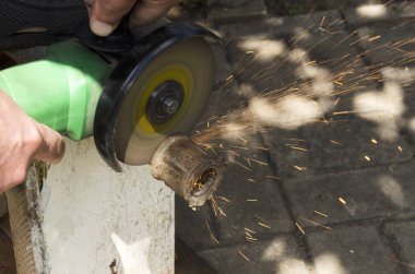 Değirmeni ile işçi kesme borusu, iş sırasında kıvılcımlar