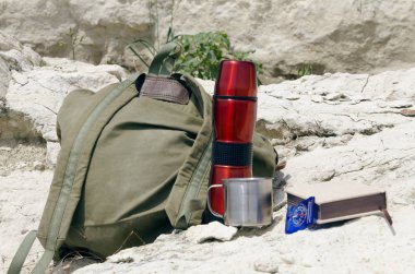 Yürüyüş sırasında dur. Eski sırt çantası, çamur ve diğer seyahat ekipmanları