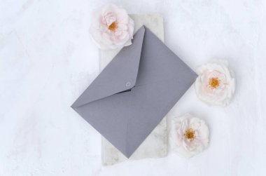 Zanaat zarf, güzel narin gül, beyaz arka plan mermer parçası üst görünümü