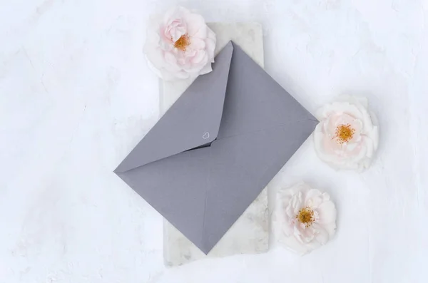 Top View Craft Envelope Beautiful Delicate Roses Piece Marble White — Stock Photo, Image