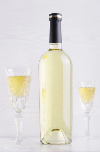 Dos Copas Llenas Vino Una Botella Llena Vino Superficie Blanca — Foto de Stock