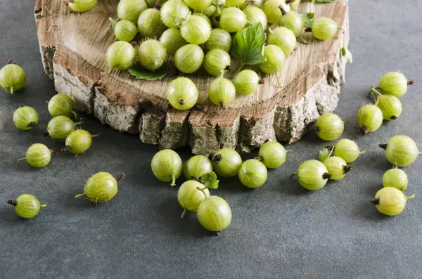 Leckere Reife Stachelbeeren Holzschale Auf Der Grauen Bäuerlichen Oberfläche — Stockfoto