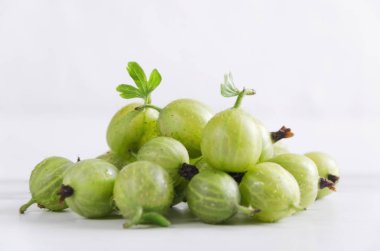 Beyaz arka planda olgun gooseberries taze hasat Closeup