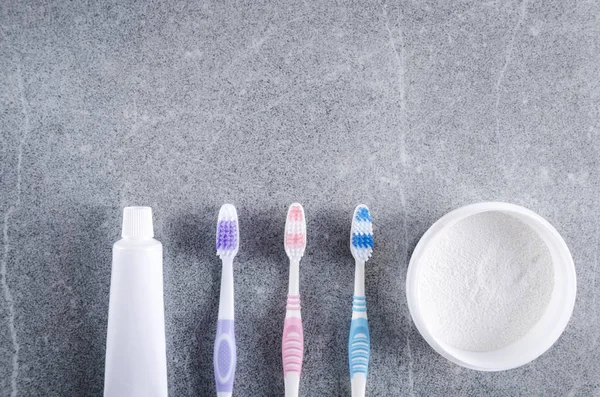 Verschiedene Werkzeuge Zum Zähneputzen Auf Der Weißen Oberfläche Draufsicht Zahnpasta — Stockfoto